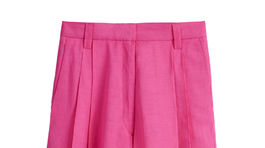Široké nohavice z ľanu a lyocelu v intenzívnej ružovej farbe. Kolekcia H&M Studio S/S 2020, v predaji za 89,99 eura. 