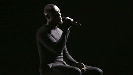 Hlavné ceny Brit Awards prevzali rapper Stormzy a speváčka Mabel