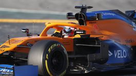 Jazdci, manažéri aj zamestnanci. McLaren škrtá výdavky