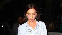 Irina Shayk zahalená až po uši... iba na prehliadke. Do ulíc vyrazila polonahá!