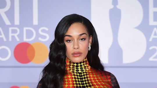 Speváčka Jorja Smith v kreácii Jean Paul...