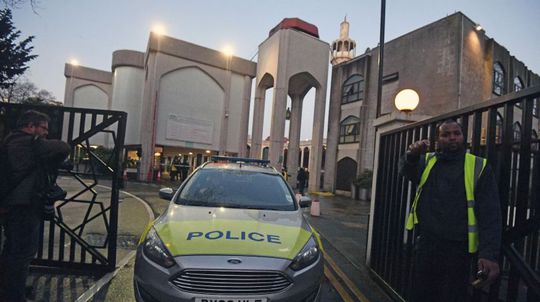 V mešite v centre Londýna pobodali zvolávača k moslimskej modlitbe