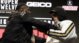 Pôjdeš dole, toto je domov Kráľa cigánov! Kohútov Furyho a Wildera museli oddeliť