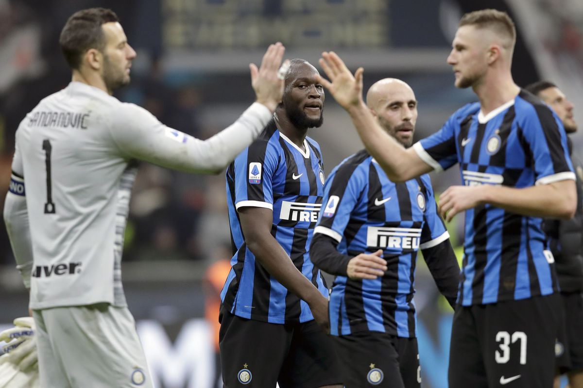 Milan Škriniar s brankárom Samirom...