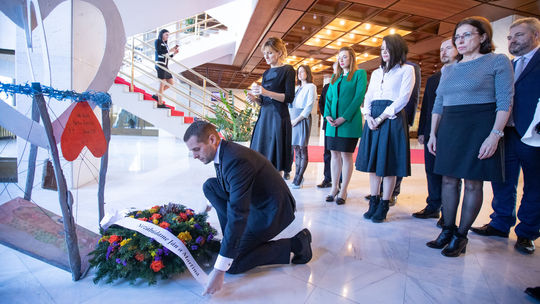 Opoziční poslanci si v parlamente pripomenuli pamiatku Kuciaka a jeho snúbenice