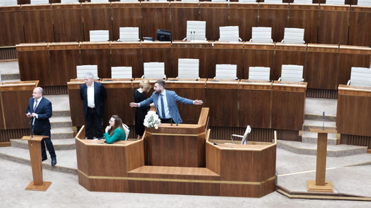 Nezaradení poslanci blokovali rečnícky pult.