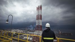 Ropa dnes prehĺbila svoje straty a jej cena strmo klesla