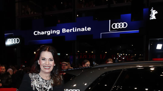 Herečka Iris Berben vystupuje z automobilu Audi...