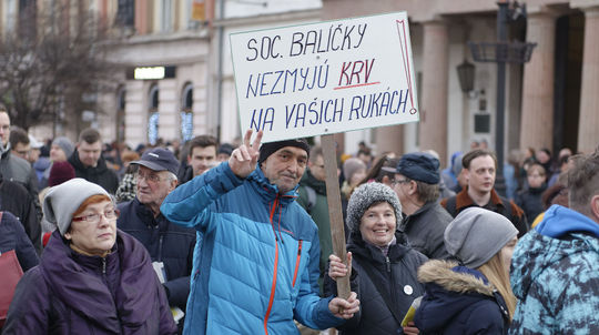 Účastníci počas spomienkového zhromaždenia Za...