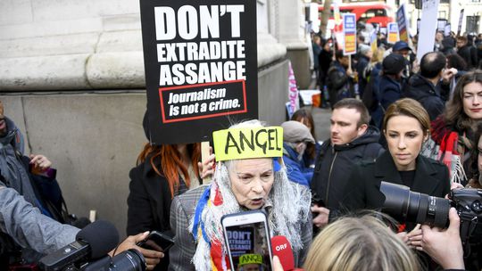 Stovky ľudí protestovali v Londýne proti vydaniu Assangea do USA