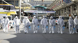 V Číne perú peniaze. Je za tým koronavírus