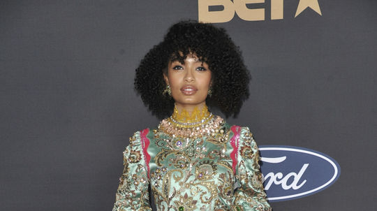 Herečka Yara Shahidi v kreácii Gucci. 