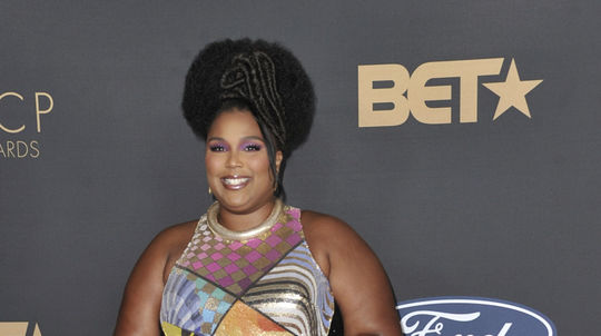 Speváčka Lizzo prišla v šatách od Mary Katrantzou.