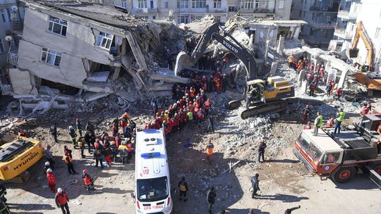 Po zemetrasení na hranici Iránu a Turecka hlásia sedem obetí