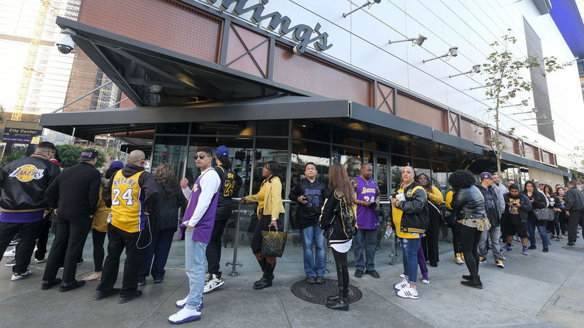 Zástup fanúšikov pri Staples Center, kde sa...