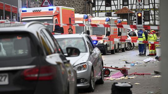 Vodič auta v nemeckom Volksmarsene vrazil do ľudí počas karnevalu