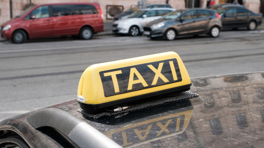 V Lučenci strieľali na auto taxislužby, podozrivého zadržali policajti