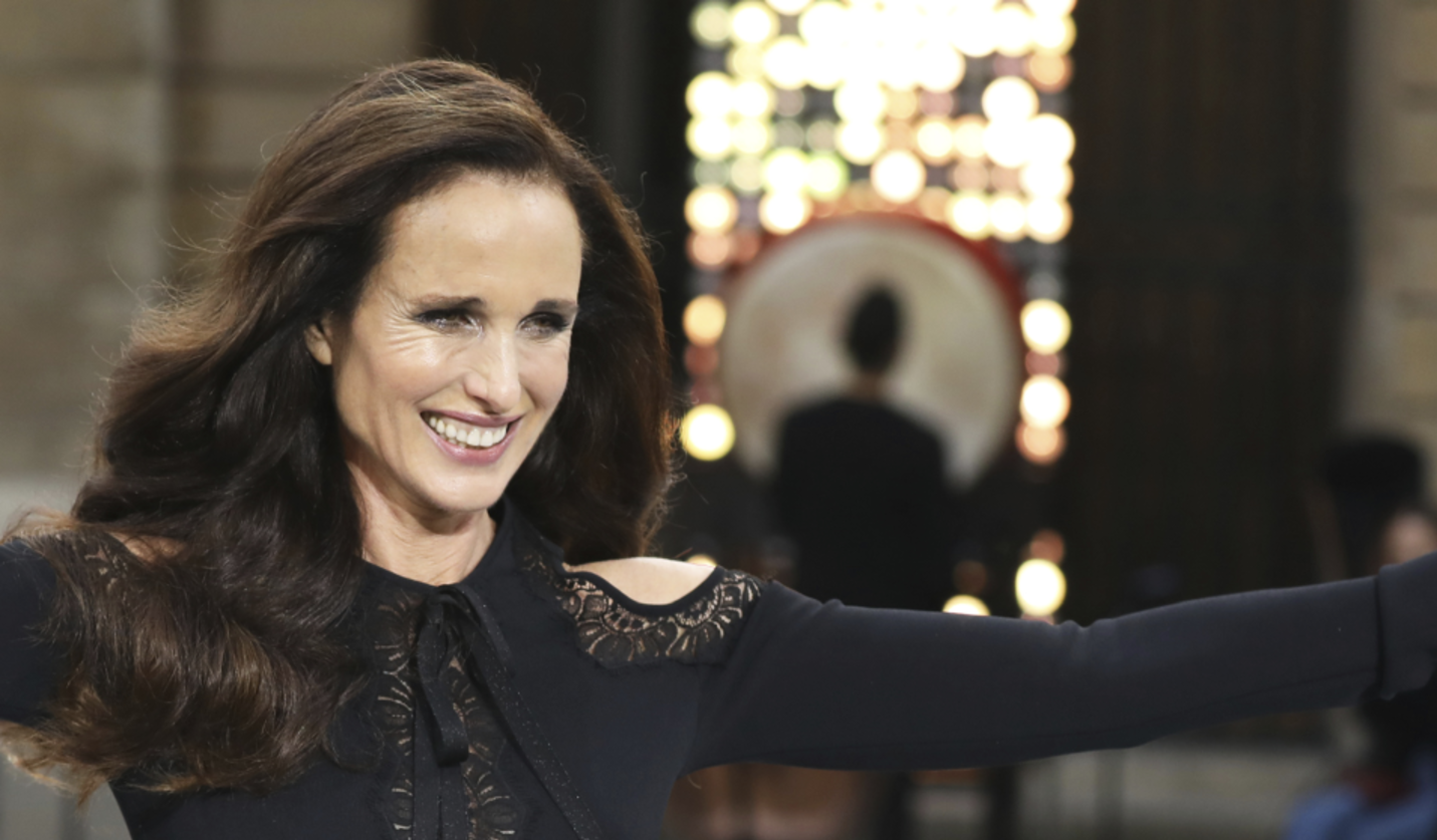 Andie MacDowell a jej mierne zvlnené vlasy.