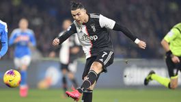 Koronavírus úraduje. Ronaldo šiel za mamou, uviazol v rodnej krajine