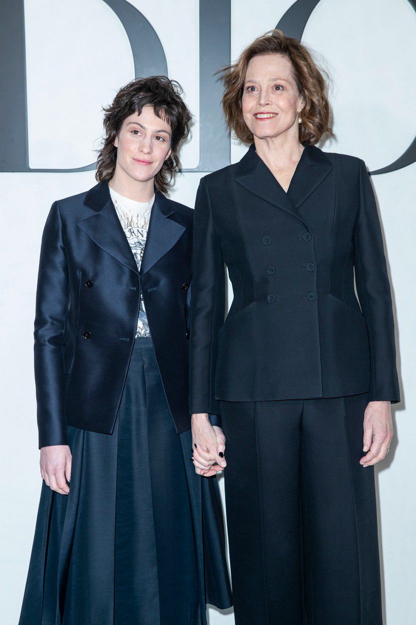 Zľava: americká herečka Sigourney Weaver a jej...
