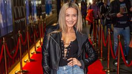 Premiéra filmu o Rytmusovi: Jasmina v efektnej bielej, Mirgová v čiernej šnurovačke