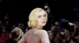 Divoký život Kataríny Veľkej? Seriál už vyzliekol donaha Elle Fanningovú