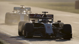 Akoby Federer nastúpil s pingpongovou raketou. F1 nie je šport, mrzí stálicu