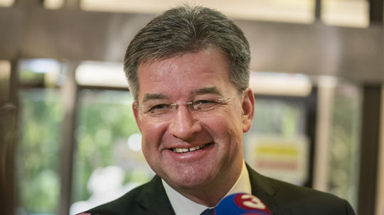 V odtajnených e-mailoch sexuálneho delikventa Jeffreyho Epsteina sa objavilo meno bývalého slovenského ministra 