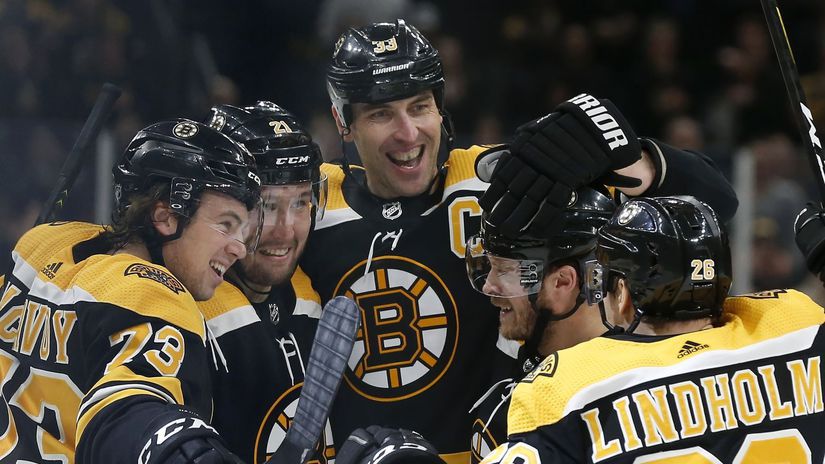 Boston s kapitánom Zdenom Chárom oslavuje...