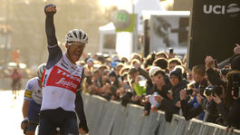 Stuyven najrýchlejší na prvej jarnej klasike. Baška nedokončil 