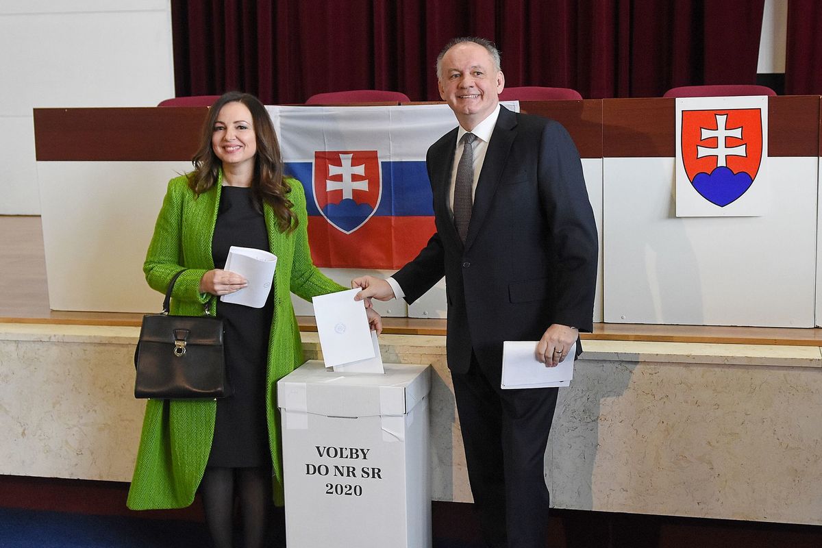 Andrej Kiska s manželkou Martinou vhadzujú...