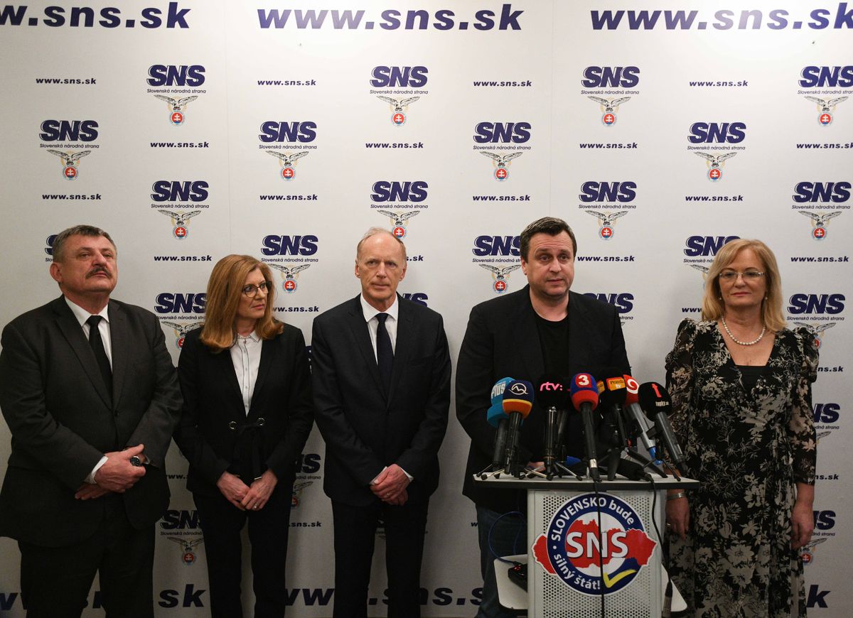 Zľava: Podpredseda Slovenskej národnej strany...