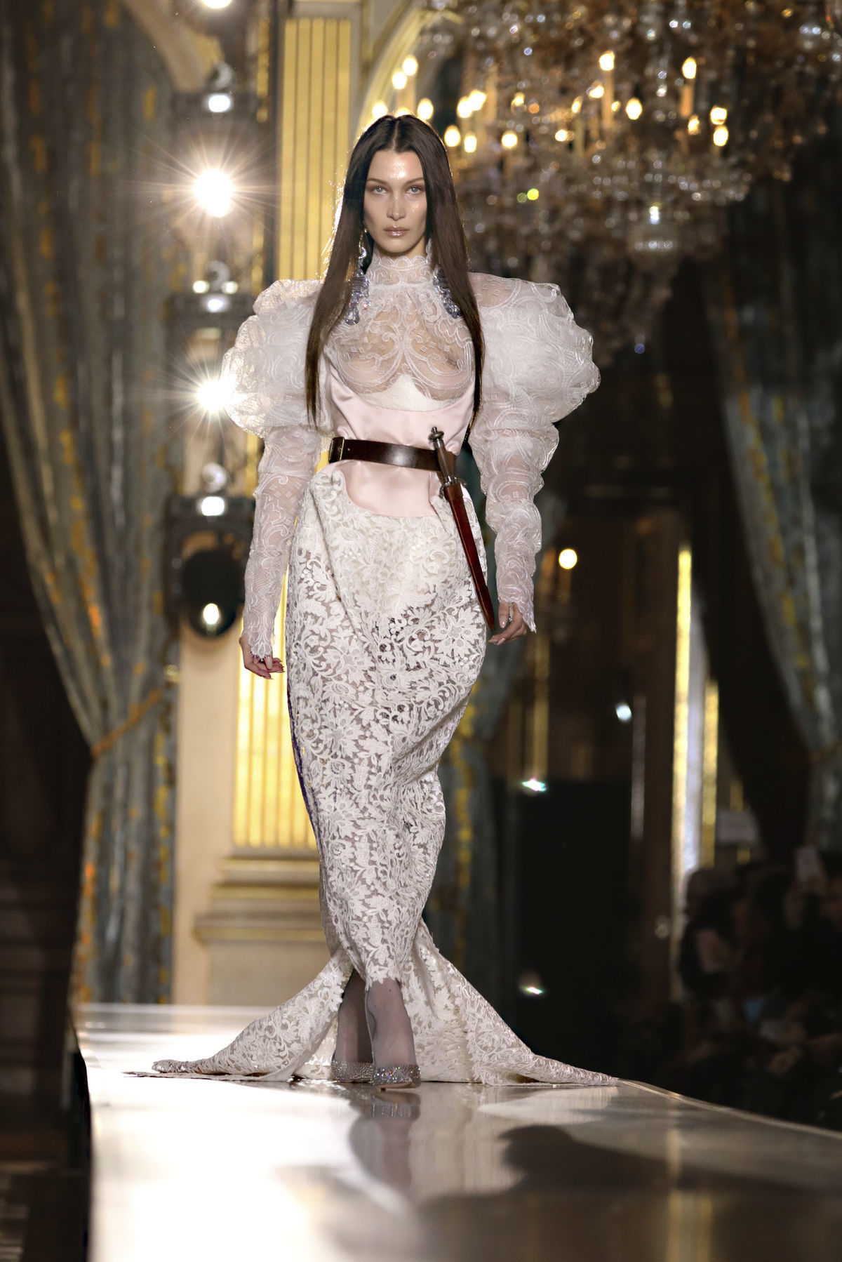 Topmodelka Bella Hadid počas prehliadky...