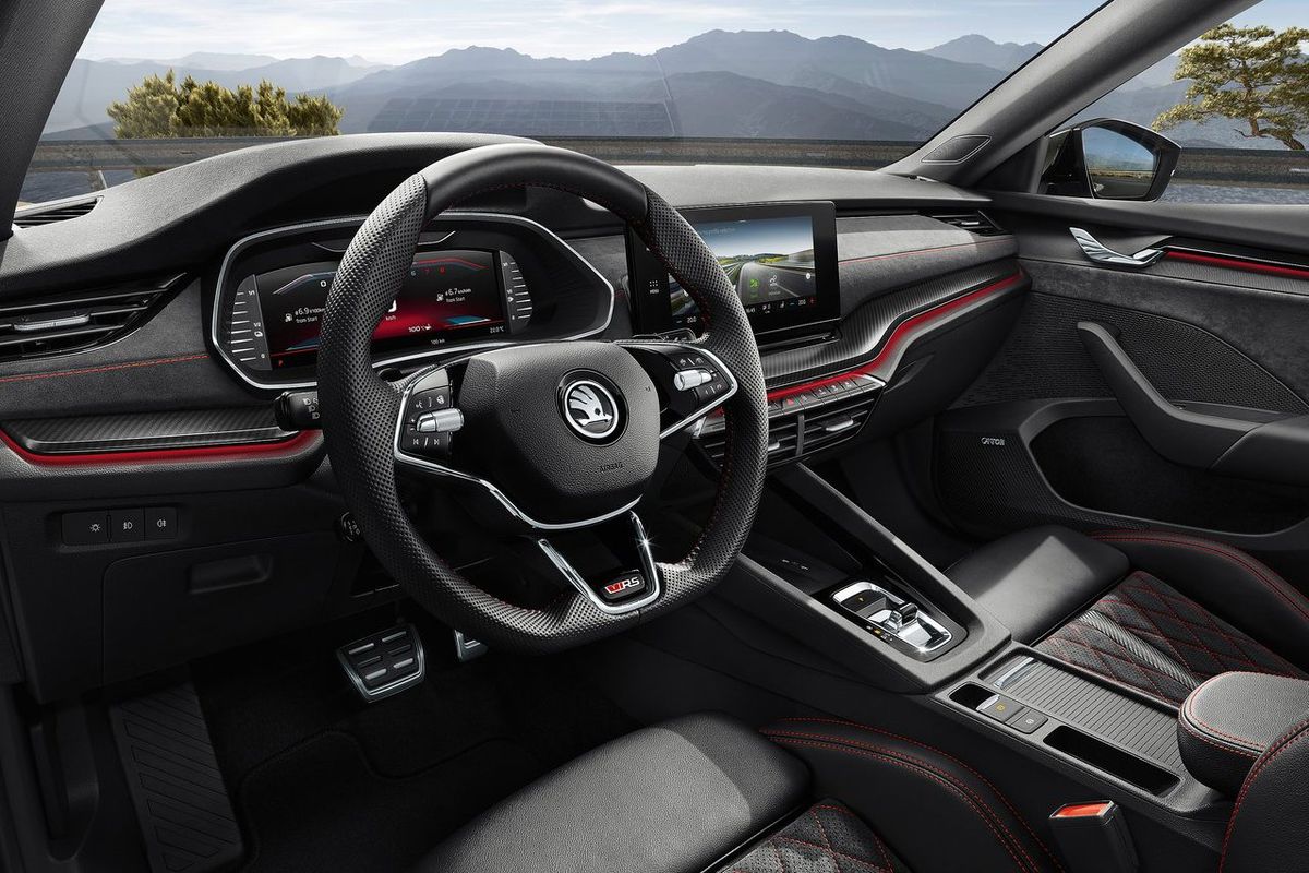 V interiéri nechýba trojramenný kožený volant,...