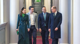 Princ William (vpravo) a jeho manželka Kate, vojvodkyňa z Cambridge počas neformálneho rozhovoru s írskym premiérom Leom Varadkarom (druhý sprava) a jeho partnerom Matthewom Barrettom. 
