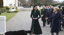 Vojvodkyňa Kate z Cambridge (v strede) v rozhovore so Sabinou Higginsovou, manželkou írskeho prezidenta Michaela Higginsa.