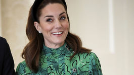 Vojvodkyňa Kate z Cambridge v zelených vzorovaných šatách Alessandra Rich. 