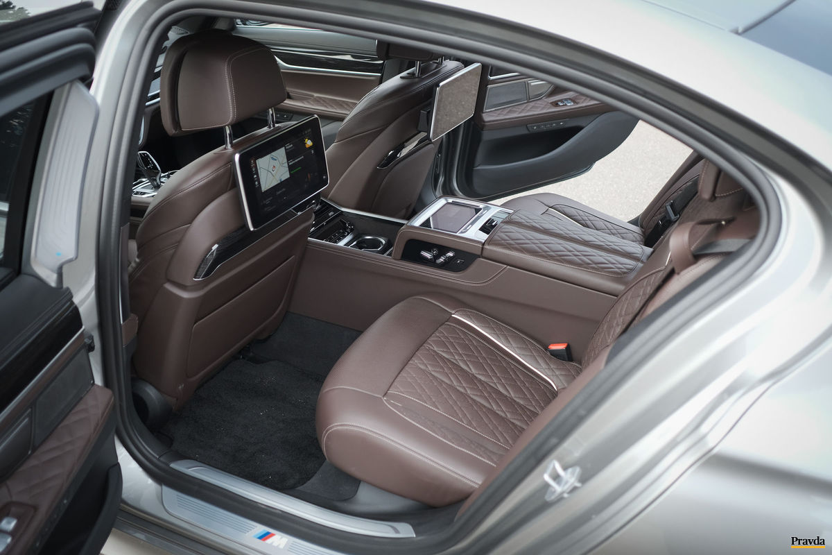 Do vnútra BMW 745Le sa zmestia štyria pasažieri.