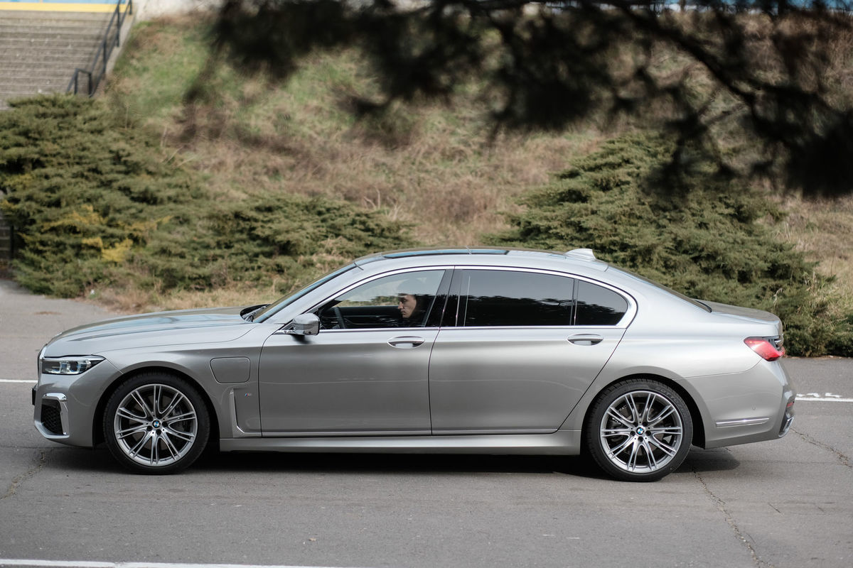 BMW 745Le je dlhé 5 268 mm.