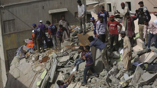 Pád budovy v Pakistane si vyžiadal životy 11 ľudí 