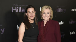 Režisérka Nanette Burstein (vľavo) a Hillary Clinton pózujú na premiére dokumentu Hillary televíznej stanice Hulu.