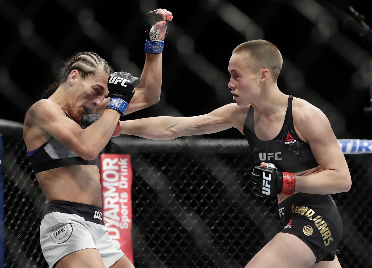 Rose Namajunasová (vpravo) počas zápasu s...