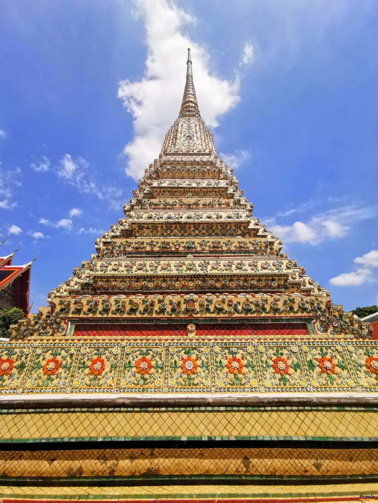 Historické monumenty v chrámovom komplexe Wat Pho.
