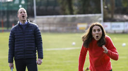 Vojvodkyňa Kate z Cambridge si v Írsku skúsila takzvané írske rugby. Vznikli z toho skutočne vtipné fotografické momentky. 