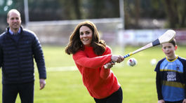 Vojvodkyňa Kate z Cambridge si v Írsku skúsila takzvaný hurling. Vznikli z toho skutočne vtipné fotografické momentky. 