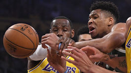 James zatienil Antetokounmpa. Súboj lídrov konferencií vyhrali Lakers