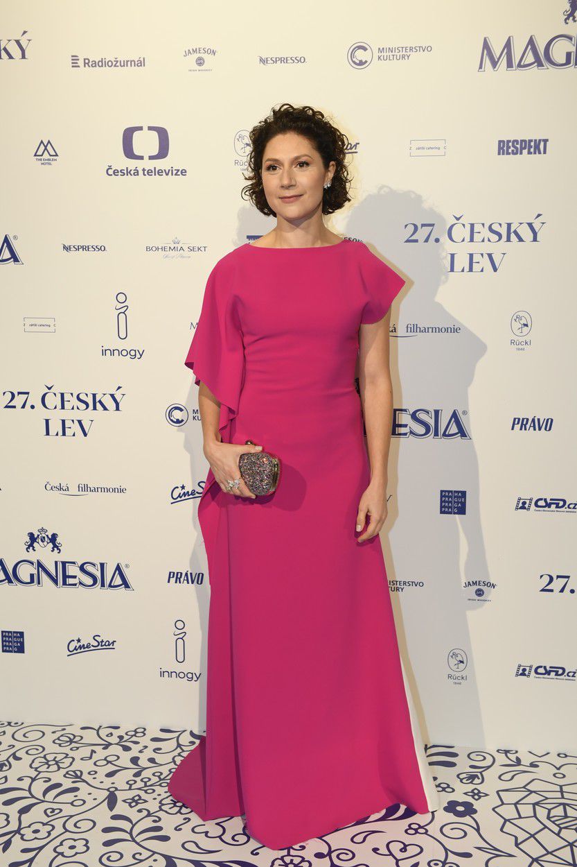Herečka Martha Issová zvolila ružový model. 