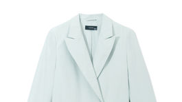 Dámske sako s dvojradovým zapínaním Reserved, predáva sa za 49,99 eura. 