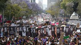 Dve tváre MDŽ: Protest žien v Mexiku, rozohnaný pochod v Istanbule