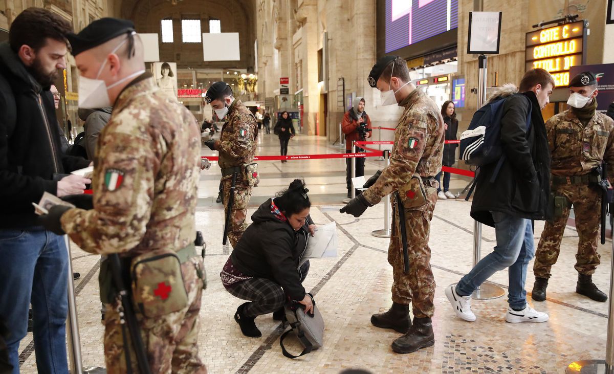 Príslušníci talianskych policajných a armádnych...